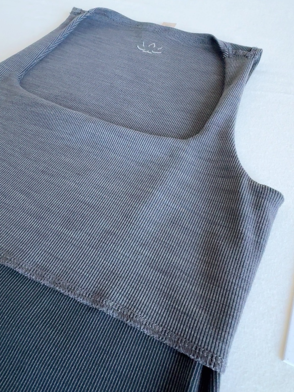 Beyond Yoga Heather Rib Square Neck Cropped Tank Smoke Grey XS - Picture 12 of 13
